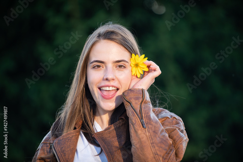 Obraz na płótnie Spring face. Flower model portrait. Summer beauty. Romantic Girl. Fun woman in nature. Romantic flower portrait. Beautiful girl with blossom. Woman with floral smile. Funny summer face portrait. w salonie