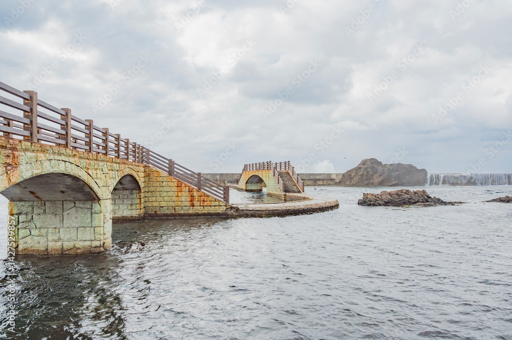 Fototapeta premium 佐渡 曇り空の千畳敷