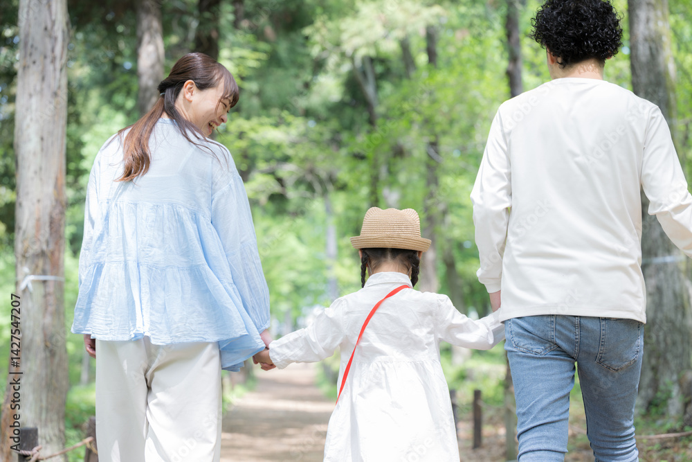 家族で夏休みの虫探し!春夏のお出かけやアウトドアレジャーのイメージ 旅行で森で遊ぶ楽しそうなファミリー顔なし後ろ姿 家族で夏休みの虫探し!春夏のお出かけやアウトドアレジャーのイメージ 旅行で森で遊ぶ楽しそうなファミリー顔なし後ろ姿
