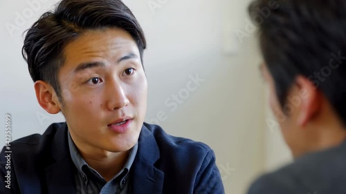 同僚やお客様と話す日本人の男性会社員（信頼・商談・案内・面談・説明）