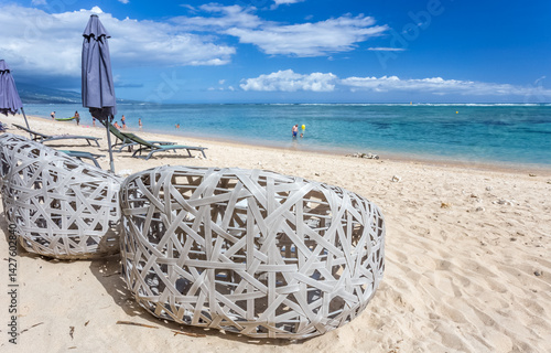 Obraz na płótnie Fauteuils sur plage de la Saline, île de la Réunion w salonie
