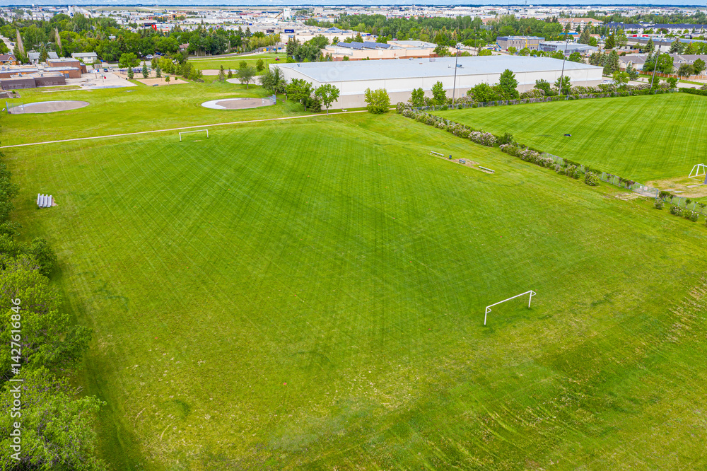 Obraz premium Large field with a soccer field in the middle