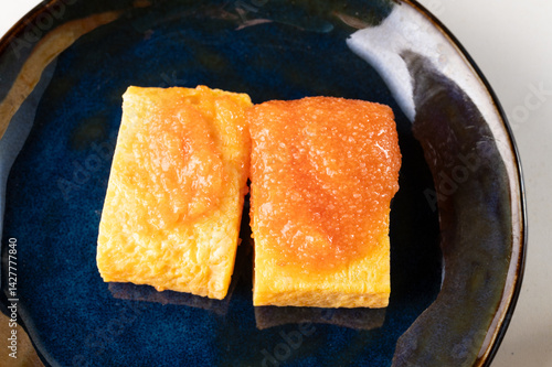 Obraz na płótnie 玉子焼きと明太子 w salonie