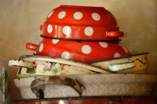 Obraz na płótnie old vintage red polka dot dishes w salonie