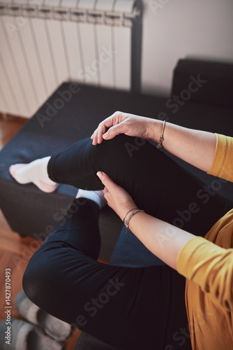 Obraz na płótnie Woman with painful knee and leg injury at home. w salonie