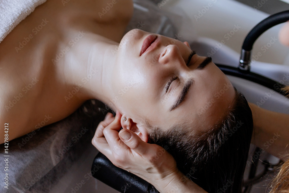 Fototapeta premium Japanese head spa treatment: Relaxing scalp massage at a beauty salon, young woman enjoying a calming hair wash and rejuvenating experience