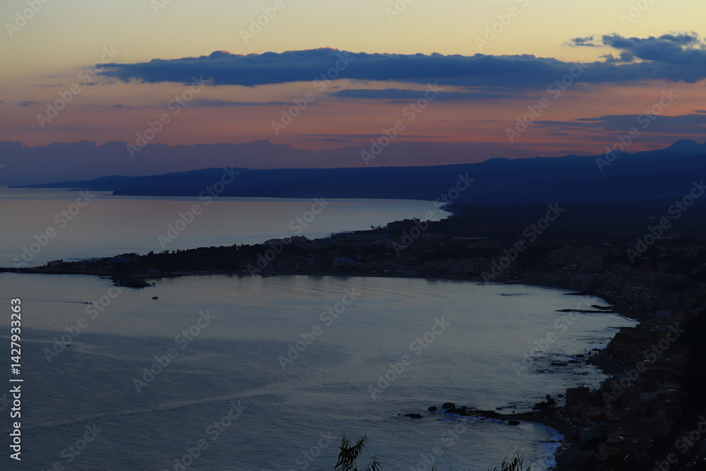 Obraz premium 夕暮れのタオルミーナの街並み