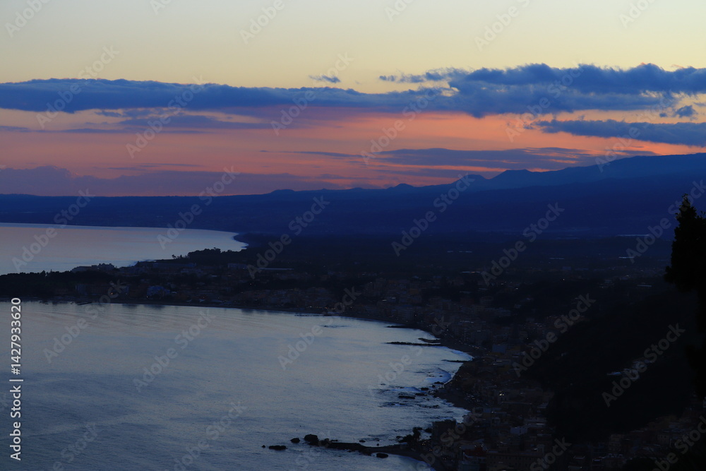 Obraz premium 夕暮れのタオルミーナの街並み