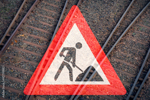 Baustellenschild über Bahnschienen - veraltetes Schienennetz muss saniert werden