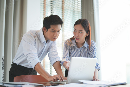 Bild auf Leinwand Asian office employee supervising Mentor training trainee at office