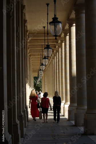 Tableau sur toile Galerie du palais Royal à Paris. France