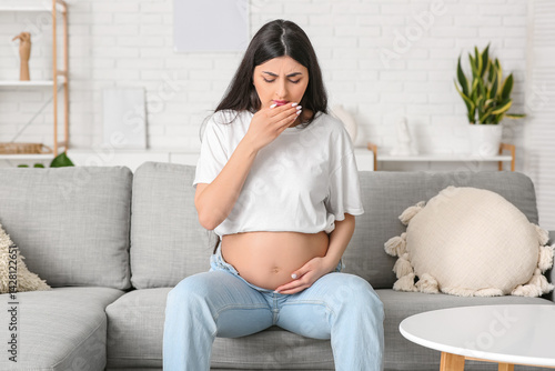 Beautiful pregnant woman su...
