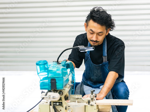 電動ノコギリを使う男性職人　DIY