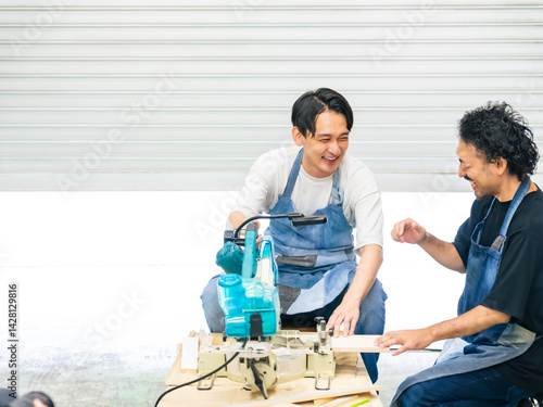 電動ノコギリを使い方を教わる男性　DIY