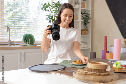 Young female food photograp...