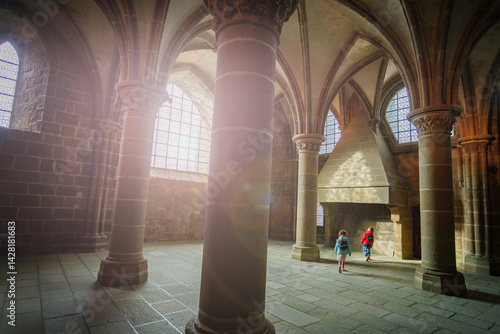 Obraz na płótnie Children explore historic stone hall with grand arches w salonie