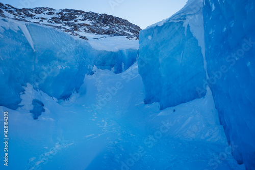 Obraz na płótnie Majestic icy passage with deep blue frozen walls and mountains w salonie