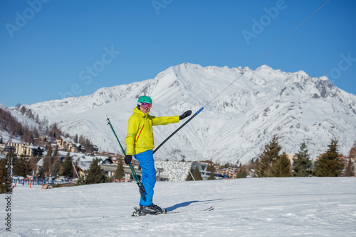 Obraz na płótnie Happy skier man on the lift, ready for snowy adventures ahead w salonie