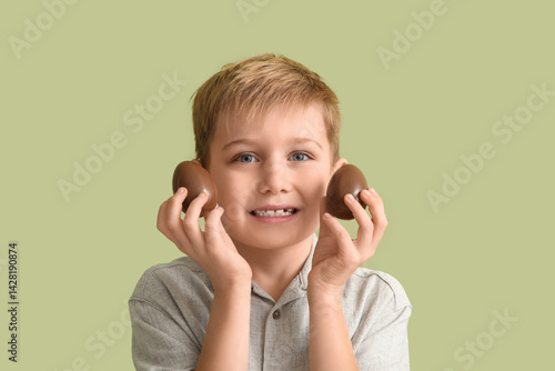 Smiling little boy with cho...