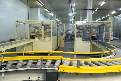 Bilde på lerret Automated conveyor system in food packaging factory