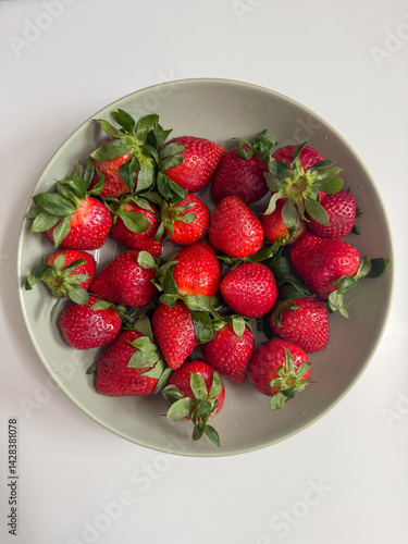 Obraz na płótnie Delicious fresh red strawberries in a bowl on a white background top view w salonie