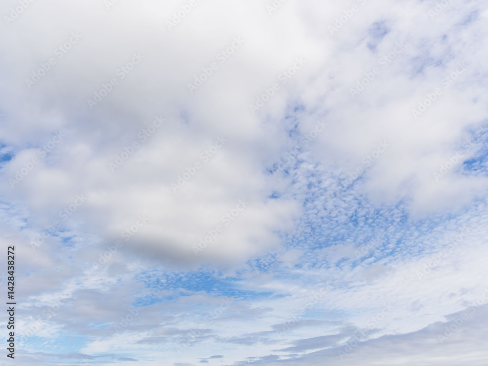 Fototapeta premium 雨の後に晴れ間が徐々に広がりだす空模様26