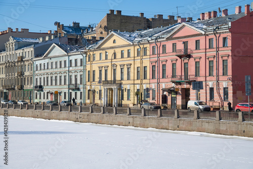 Obraz na płótnie Old mansions on the Fontanka River embankment on a sunny February day, Saint Petersburg w salonie