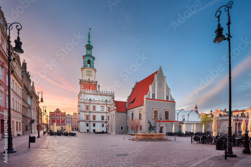 Obraz na płótnie Poznan, Poland. Cityscape image of Old Market Square in Poznan, Poland at beautiful sunrise. w salonie