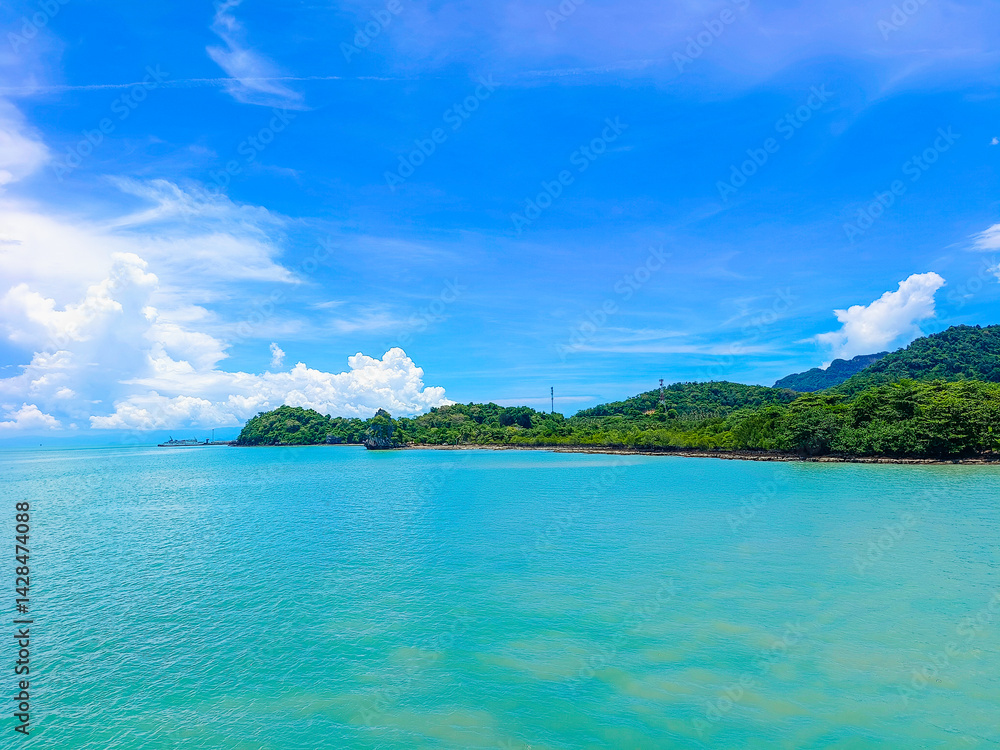 Fototapeta premium Summer travel, sea in Asia, the holiday season, which gives natural relaxing feeling. Beautiful natural environment and rest. Travel Thailand, the island in the middle of sea sky clouds Samui Thailand