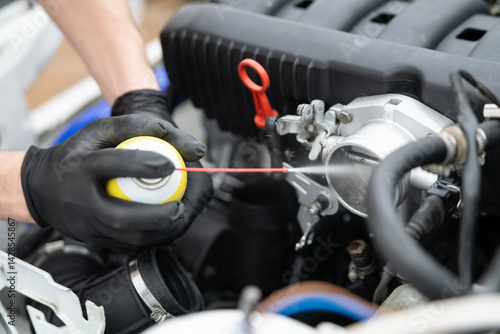 Foto Spraying Throttle Valve Cleaner in a Car Engine for Effective Maintenance and Im