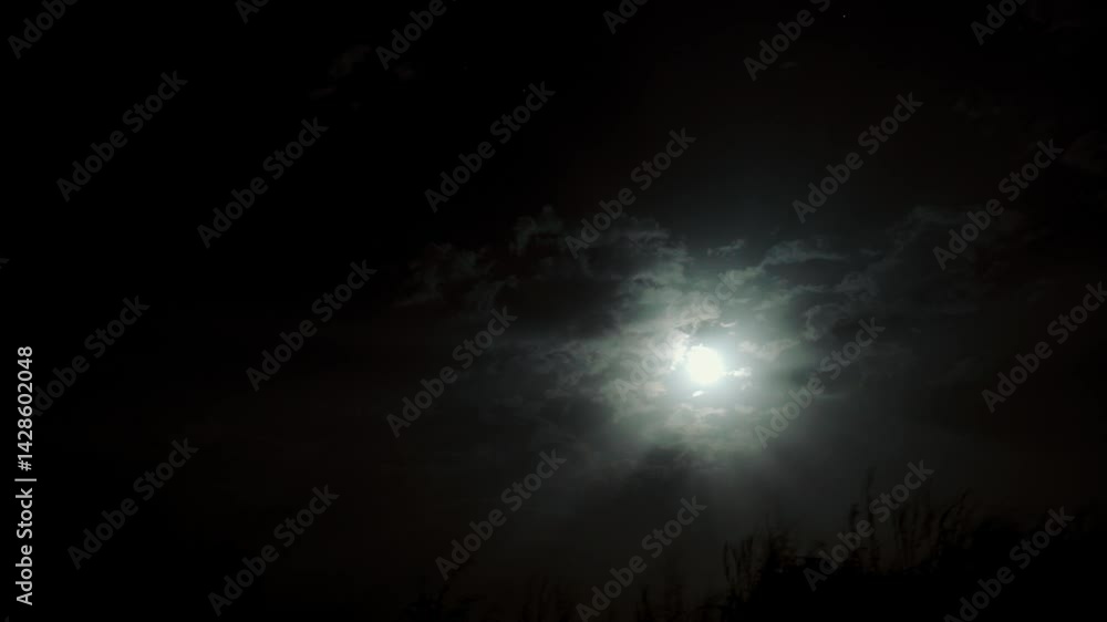 Timelapse artistique de la lune à travers les nuages au Sénégal, rayons lumineux célestes dans le ciel nocturne africain, ambiance mystique et poétique sous la voûte étoilée