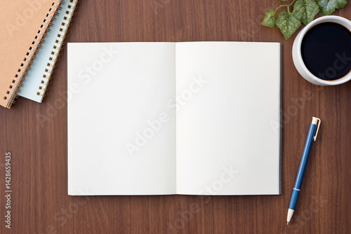 机の上に置いた白い無地のノート　A plain white notebook placed on a desk