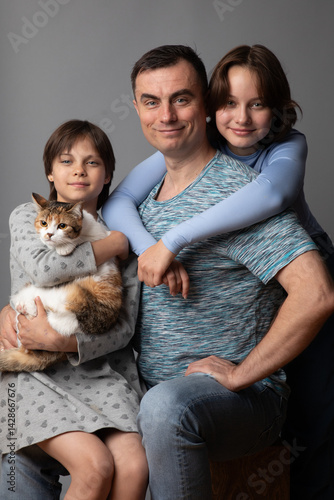 Obraz na płótnie Studio portrait of family: father and daughters w salonie