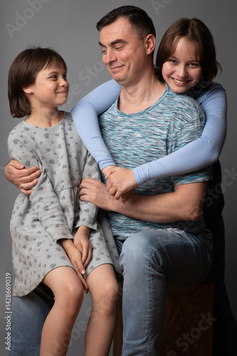 Obraz na płótnie Studio portrait of family: father and daughters w salonie