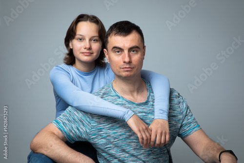 Obraz na płótnie Studio portrait of family: father and daughter w salonie