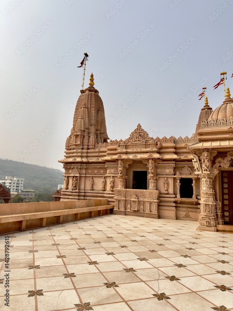 Fototapeta premium Discover the breathtaking artistry of intricate carvings at BAPS Shri Swaminarayan Temple, showcasing stunning craftsmanship and timeless spiritual beauty.