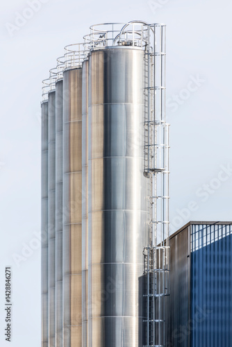 Industrielle Speicher ein einem Werk vor blauem Himmel