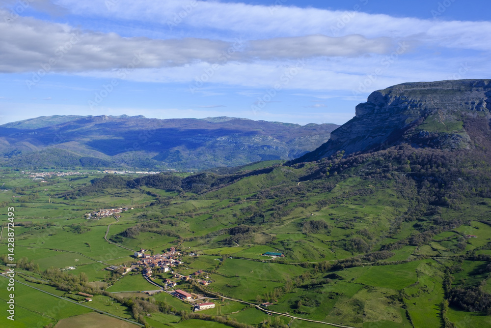In the green meadows of Ergoiena, at the foot of the majestic Beriain mountain, nature unfolds its beauty in every corner of Navarre.