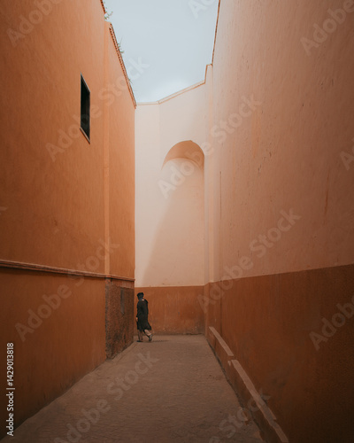 Obraz na plátně Walking through the Marrakech medina