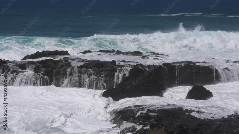 Starke Wellenbrecher an der Vulkanküste von Fuerteventura, Westküste, Stürmisches Meer