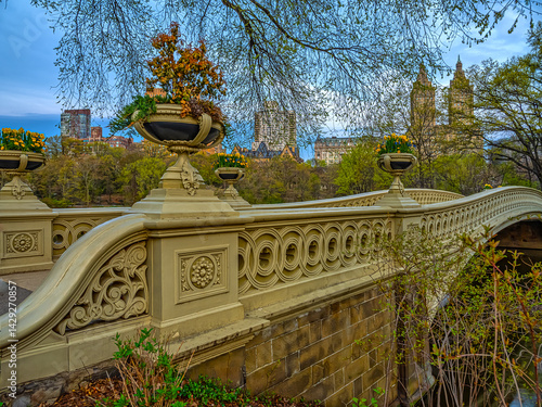 Obraz na płótnie Bow bridge in early spring w salonie