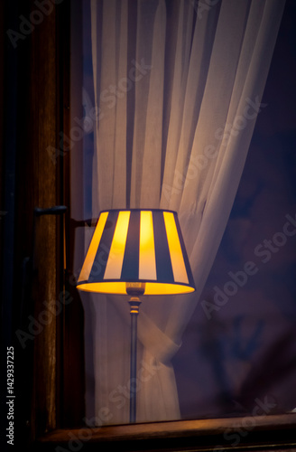 Lampe am Fenster