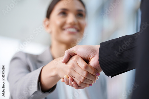 Obraz na płótnie businesswoman extending hand to shake hands with client, legal and financial assistance w salonie