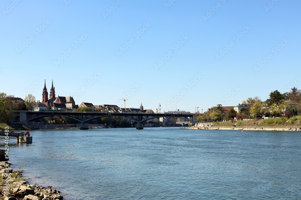 Obraz premium Der Rhein in Basel im Frühling