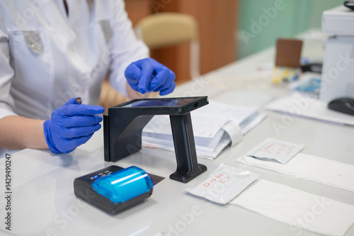 Φωτογραφία A narcologist tests urine for drugs using an electronic device.
