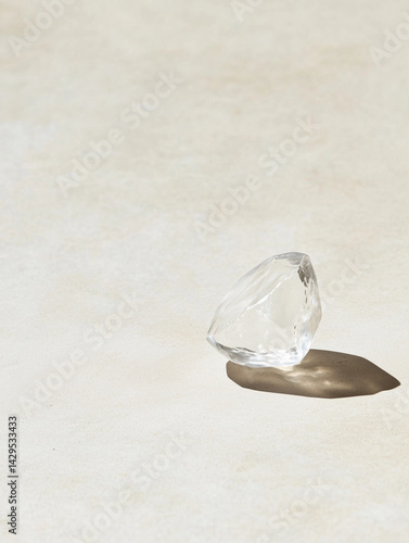 Obraz na płótnie Grey stone background with a single crystal stone in minimal style w salonie