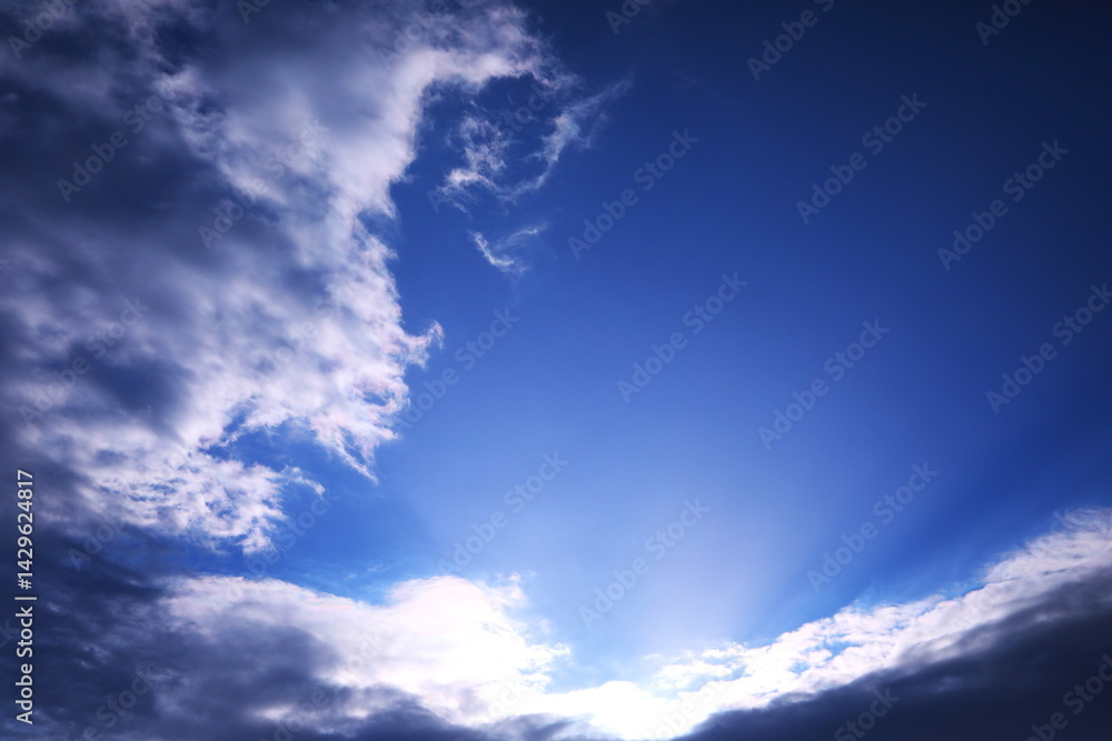 Obraz premium 青空と雲と太陽の競演
