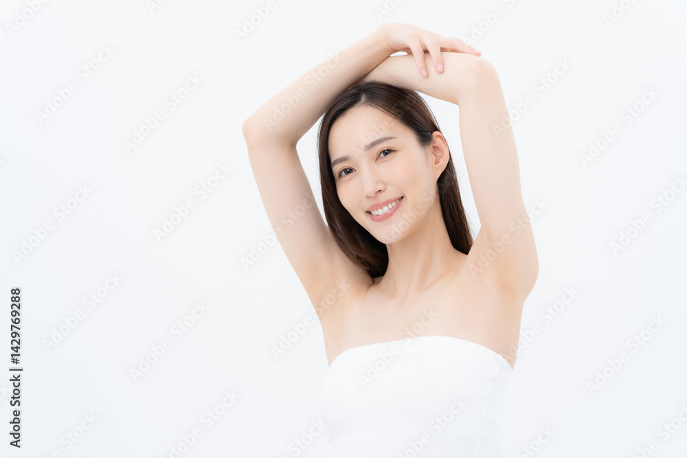 白バックでスキンケアをするロングヘアの若い女性 白バックでスキンケアをするロングヘアの若い女性
