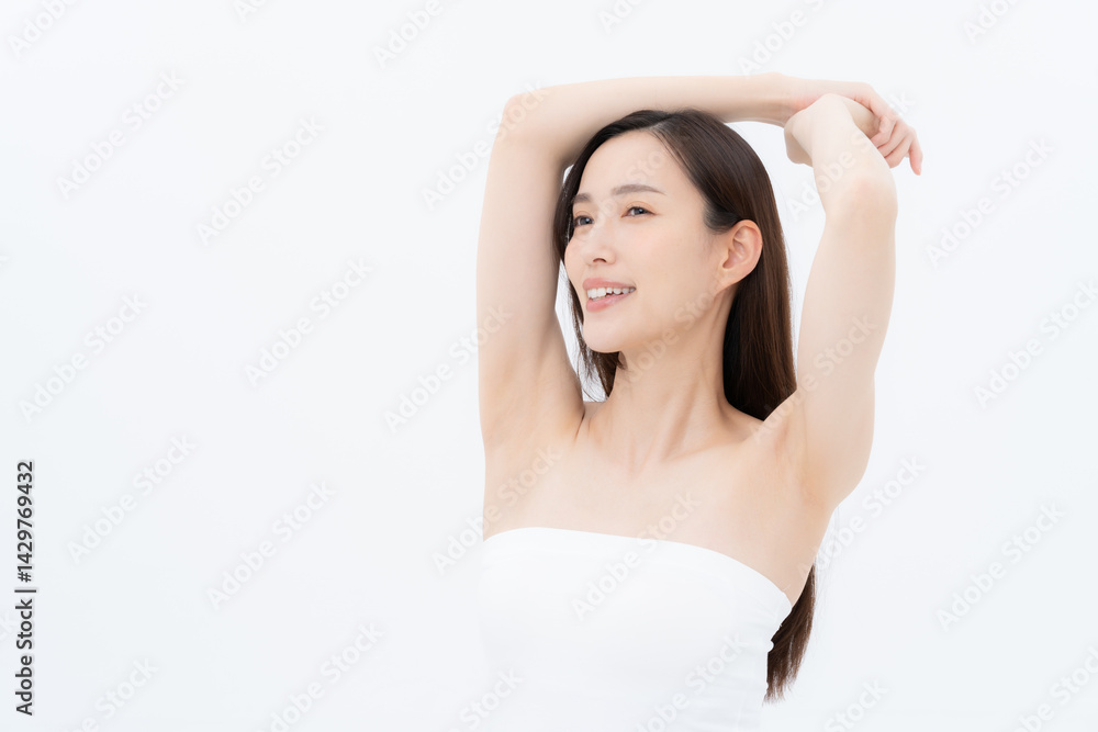 白バックでスキンケアをするロングヘアの若い女性 白バックでスキンケアをするロングヘアの若い女性