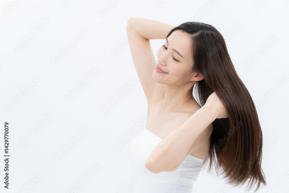 白バックでスキンケアをするロングヘアの若い女性 白バックでスキンケアをするロングヘアの若い女性